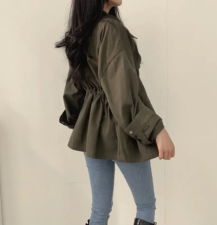 Giacca utility donna retro ‒ jacket con coulisse in vita, tasche, look chic autunno 2025