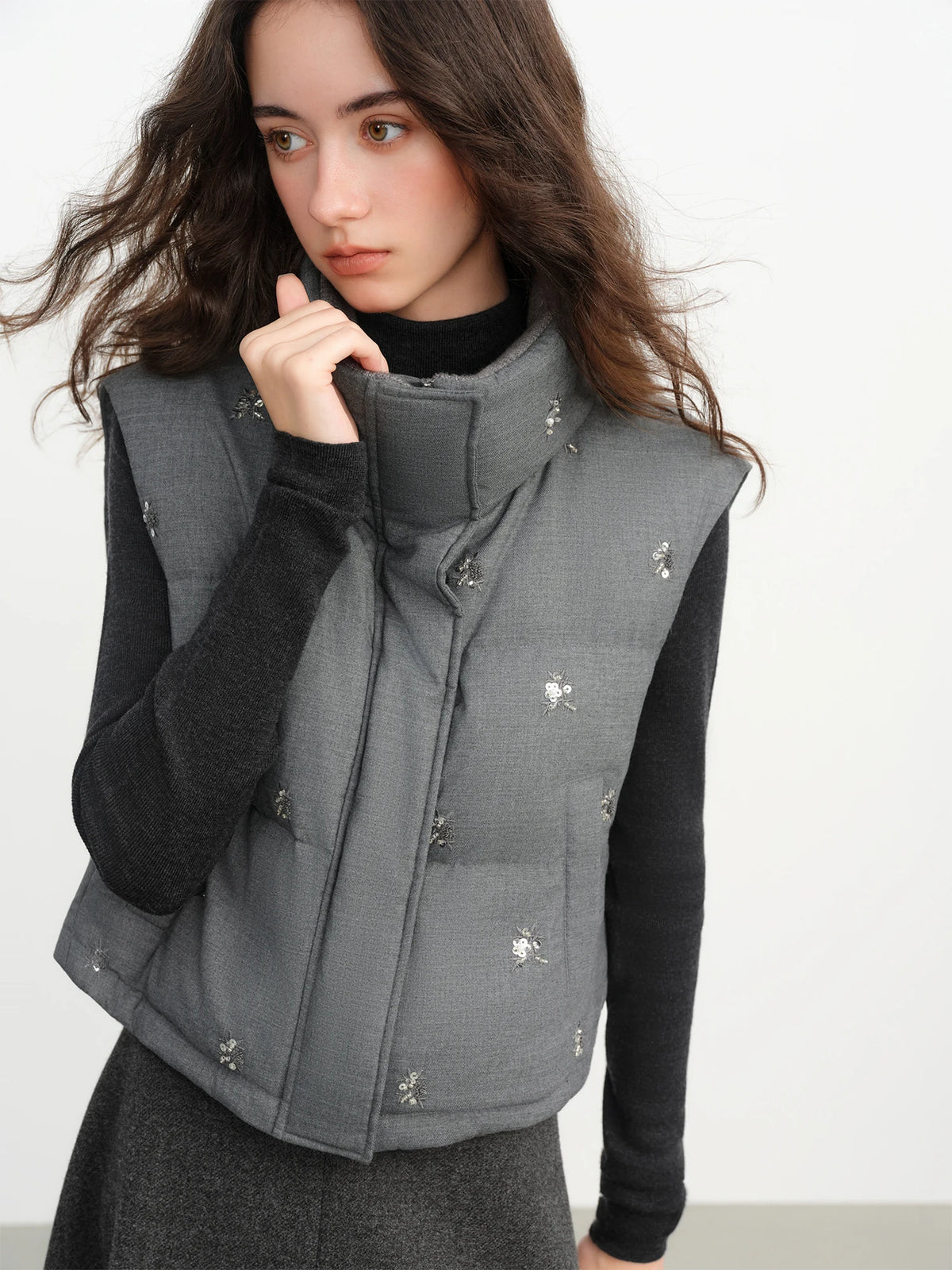 Piumino o gilet donna trapuntato con decorazioni - foto 4 della galleria