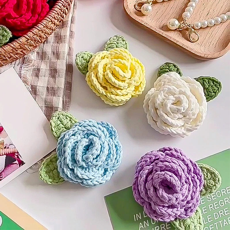 Portachiavi rosa all’uncinetto handmade – con perle e foglia crochet, charm elegante per borse e chiavi