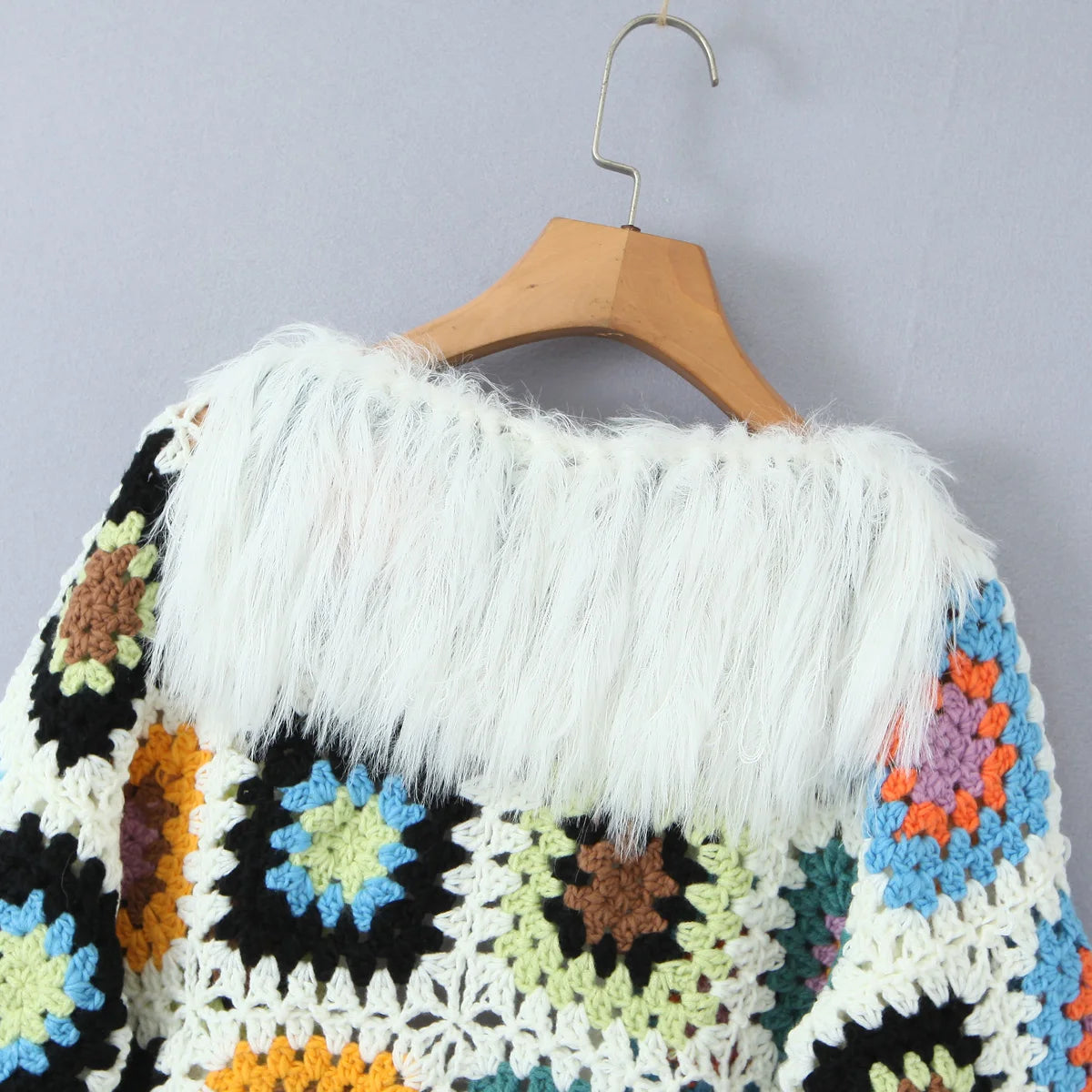Cardigan lungo boho con frange e patchwork floreale – cardigan crochet con tasselli e texture shaggy dai colori vividi