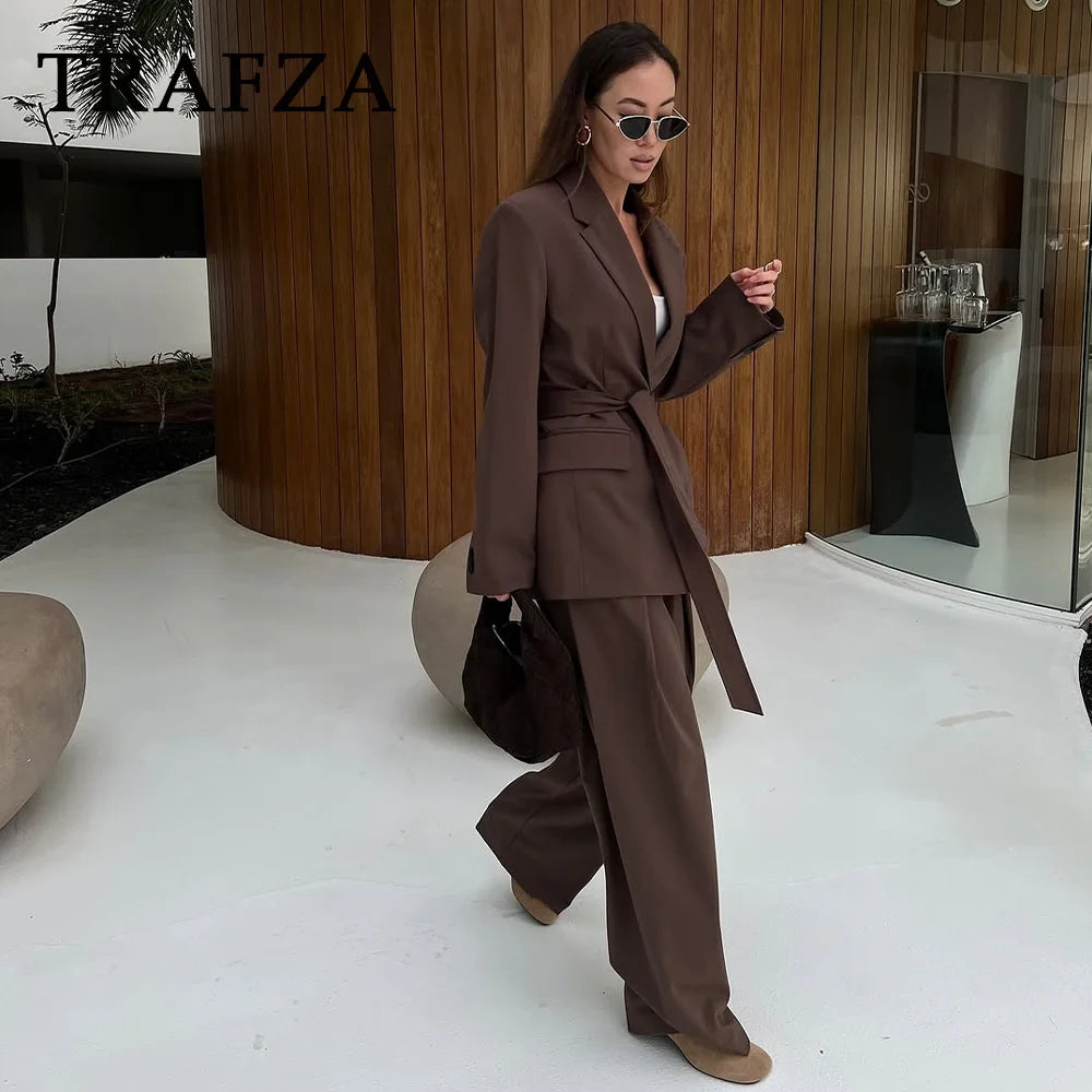 Completo donna ufficio 2025 ‒ blazer “shrug” + pantaloni lunghi dritti, stile elegante casual con cintura, perfetto
