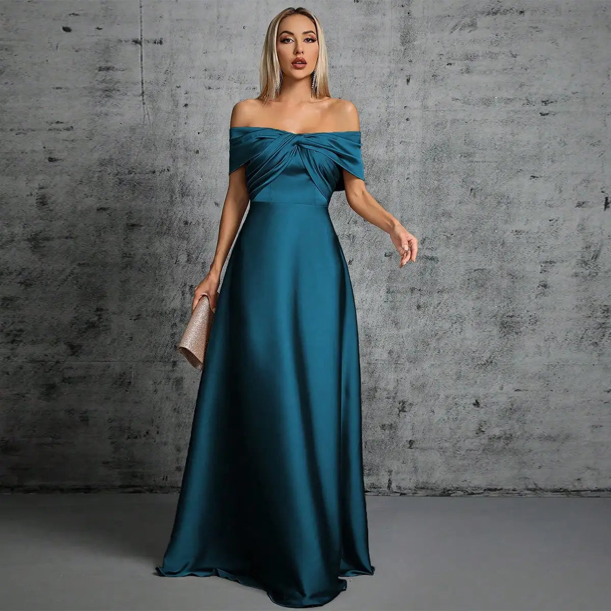 Abito Elegante Lungo in Satin con Plissé – Scollo Irregolare e Look da Cerimonia