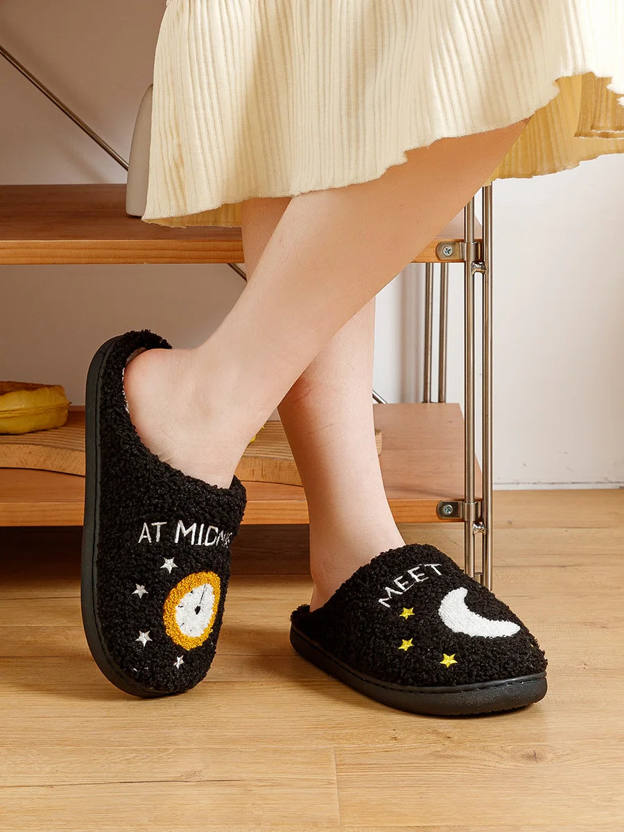 Ciabatte donna “midnight” con luna e orologio – pelose, antiscivolo e chic per casa 2025