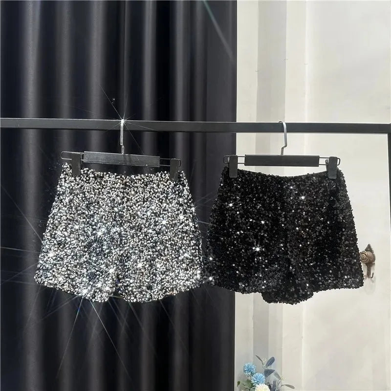 Shorts da donna “Spice Girls” con strass, zip frontale e dettagli suède – look glam estivo 2025