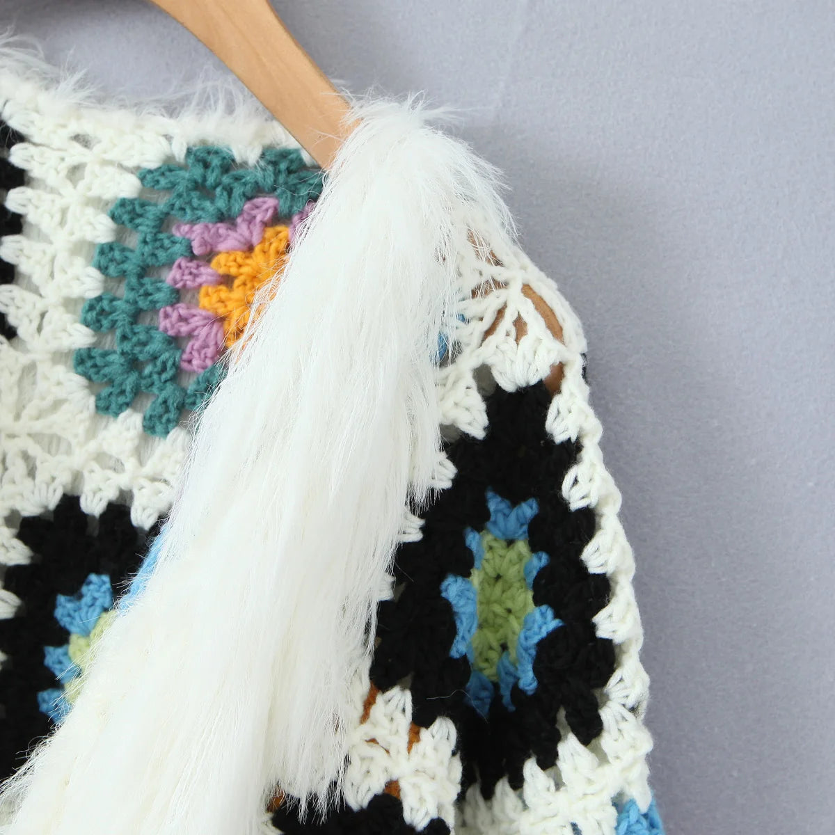 Cardigan lungo boho con frange e patchwork floreale – cardigan crochet con tasselli e texture shaggy dai colori vividi