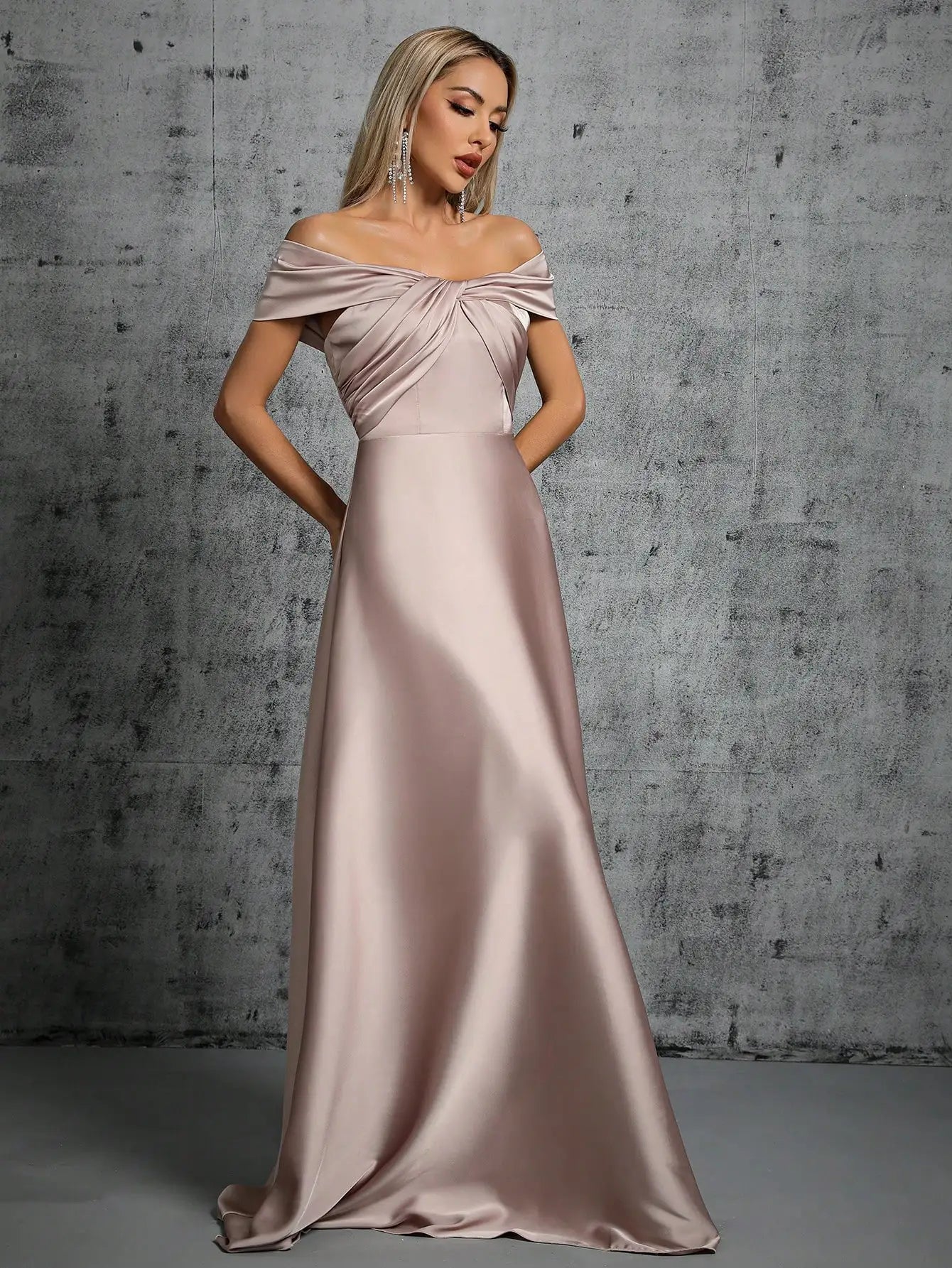 Abito Elegante Lungo in Satin con Plissé – Scollo Irregolare e Look da Cerimonia