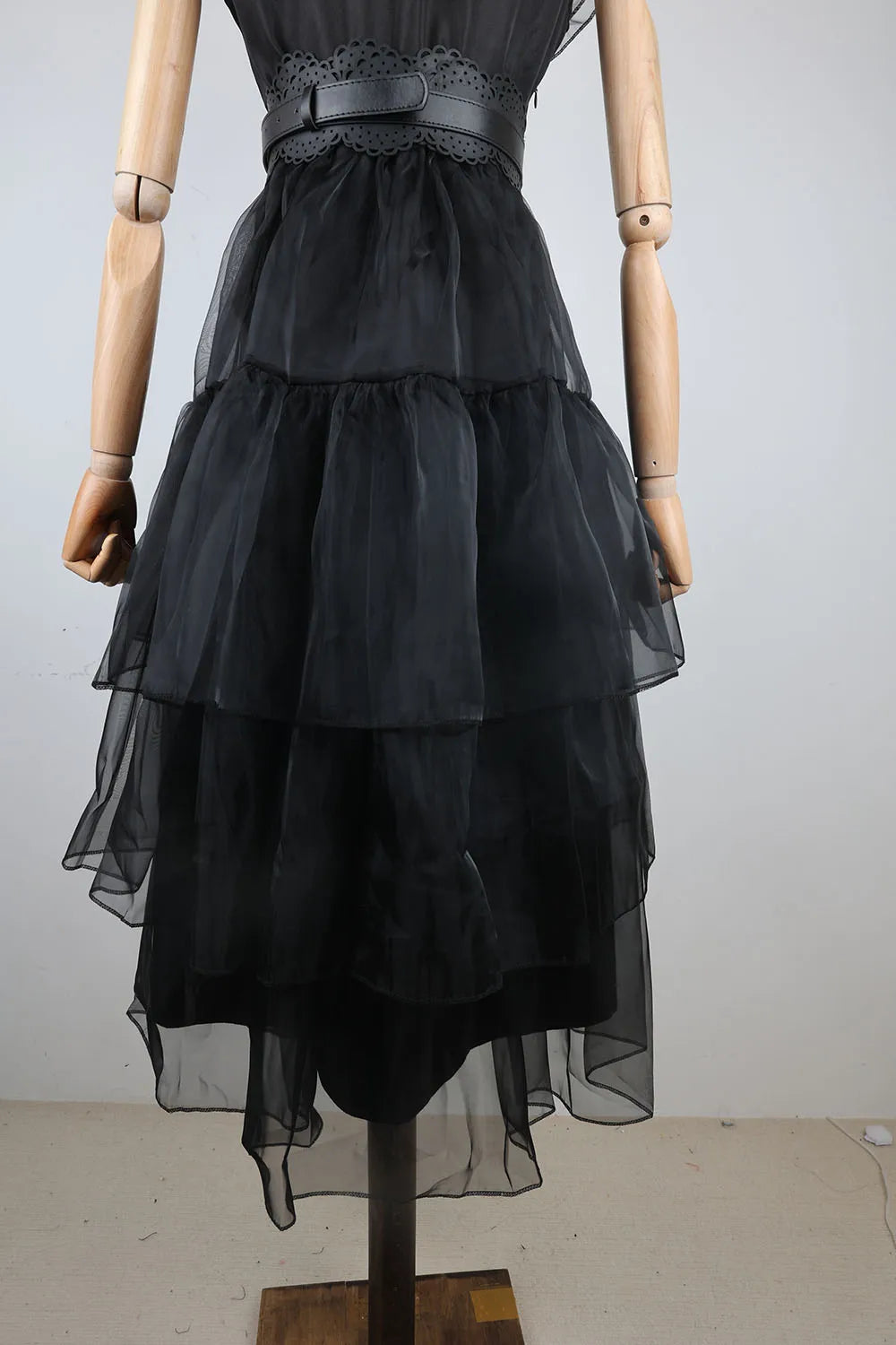 Costume Halloween Wednesday Addams 2025 ‒ abito nero elegante con pizzo & cut-out per party e role play