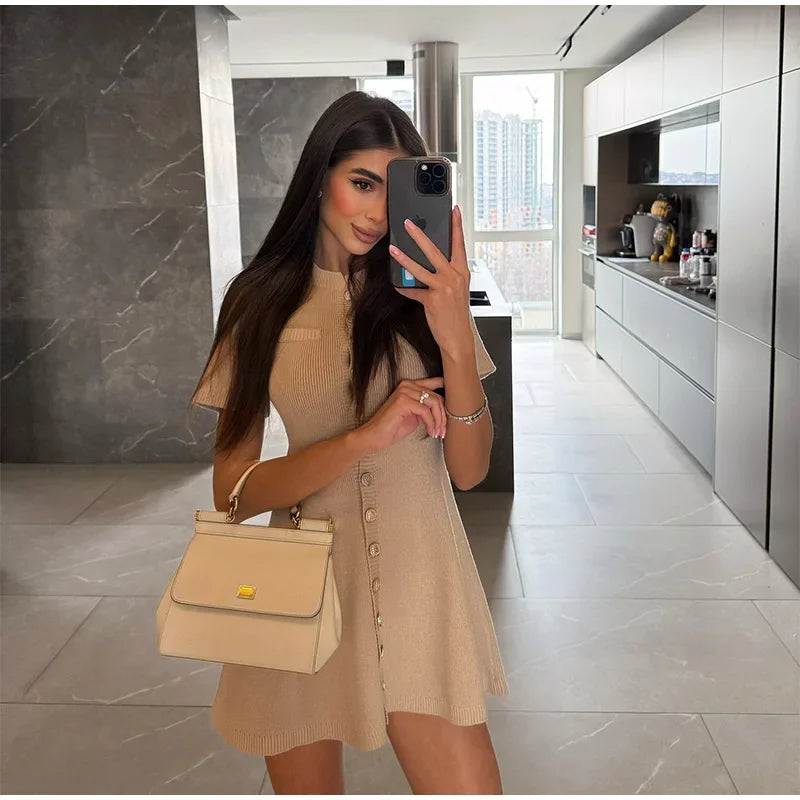 Abito mini plissettato con scollo scarf e spalle scoperte – Vestido estivo donna 2025