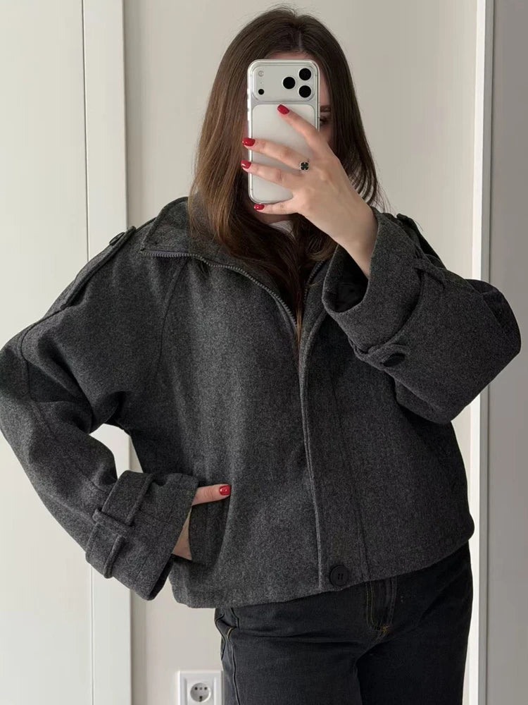 Cappotto Corto Donna Collo Alto con Zip e Tasche - immagine 2