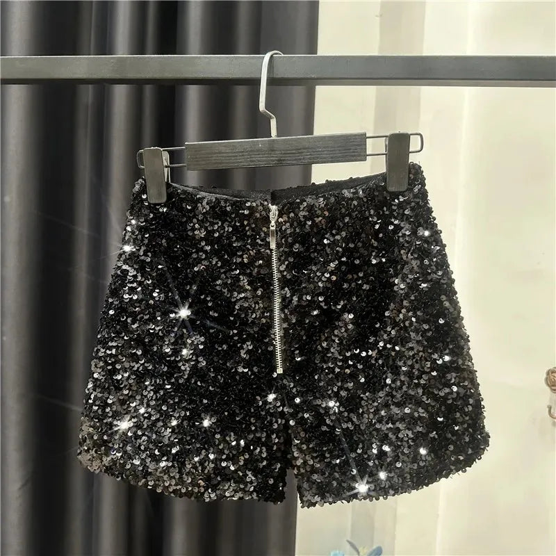 Shorts da donna “Spice Girls” con strass, zip frontale e dettagli suède – look glam estivo 2025