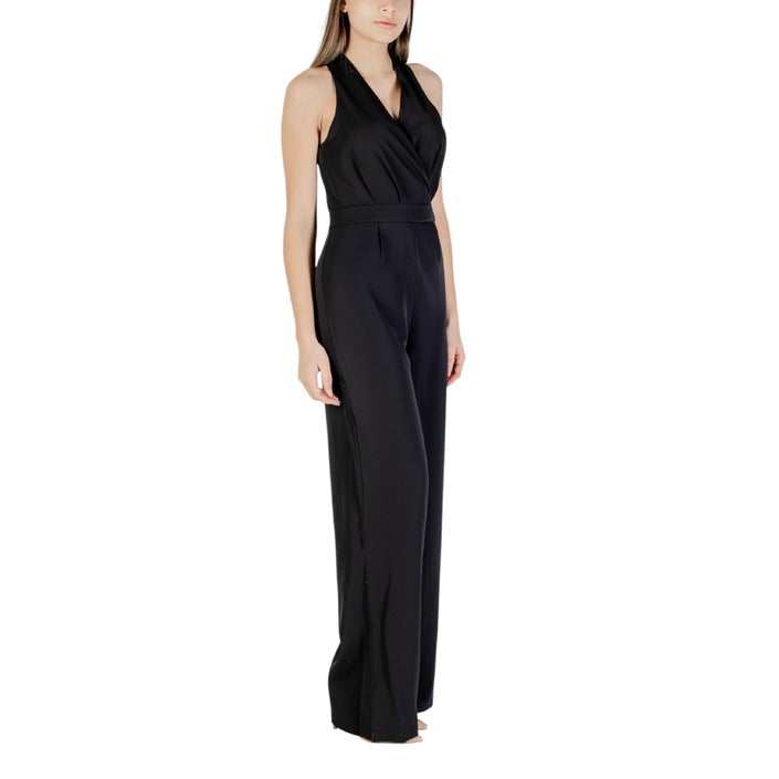 Tuta nera da donna con scollo a V, vestibilità elegante e moderna per l’estate.