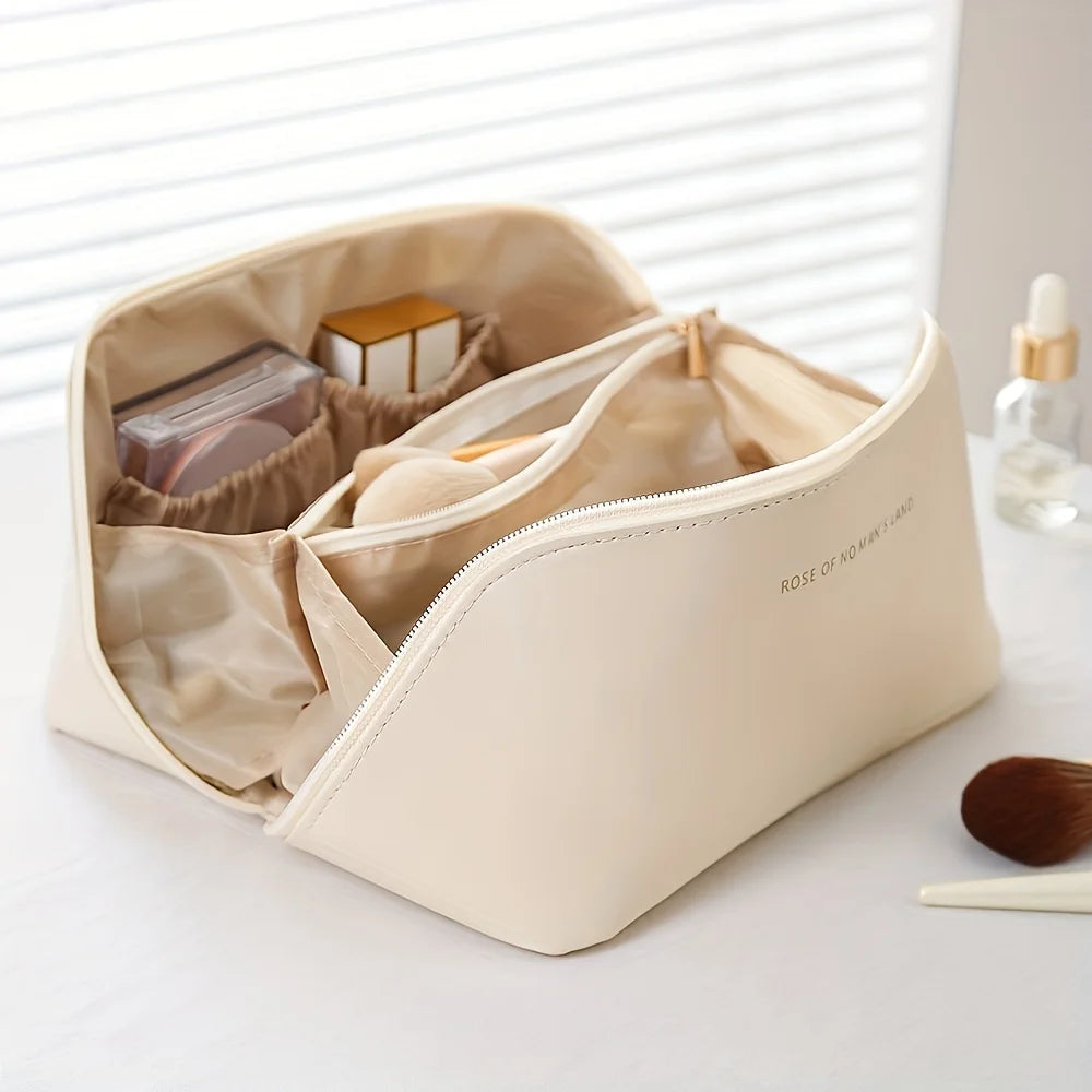 Beauty case da viaggio con apertura ampia, divisori interni ed estetica minimal elegante
