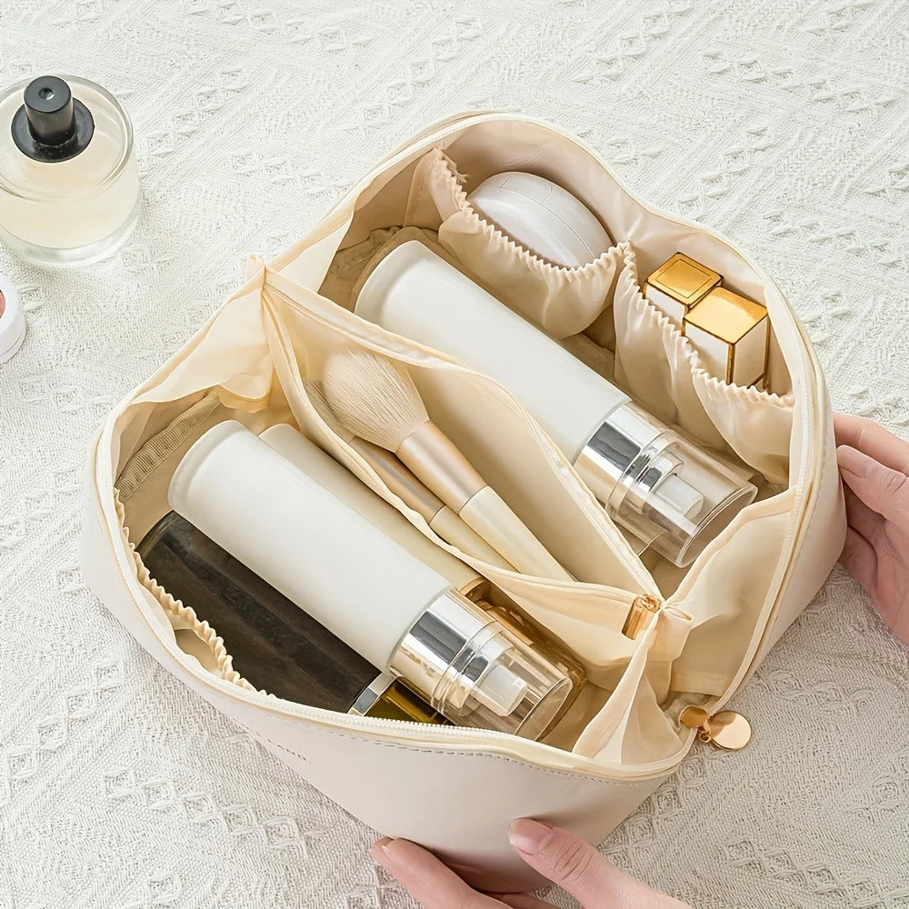 Beauty case da viaggio con apertura ampia, divisori interni ed estetica minimal elegante