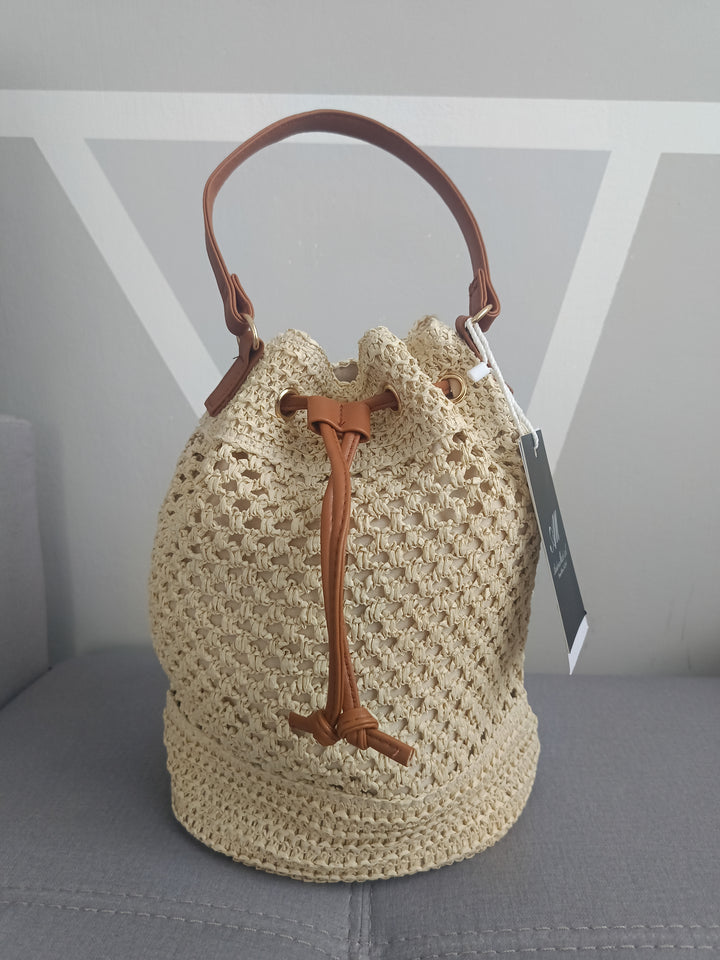 Borsa zaino Jasmine in paglia beige chiaro con lacci in ecopelle, stile boho primavera estate 2025