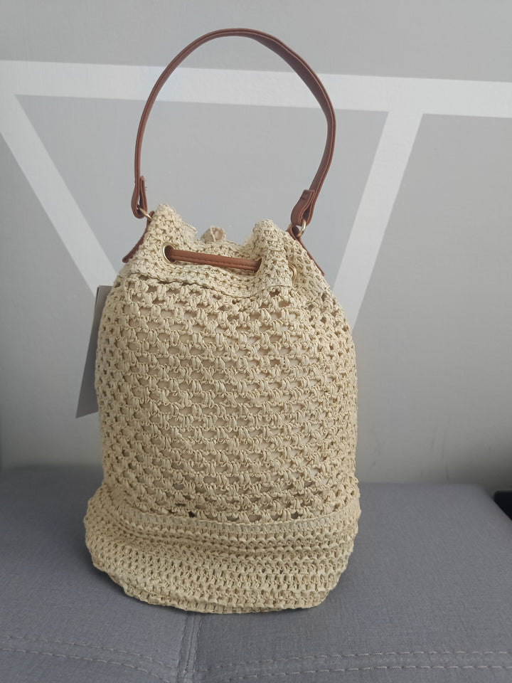 Borsa zaino Jasmine in paglia beige chiaro con lacci in ecopelle, stile boho primavera estate 2025