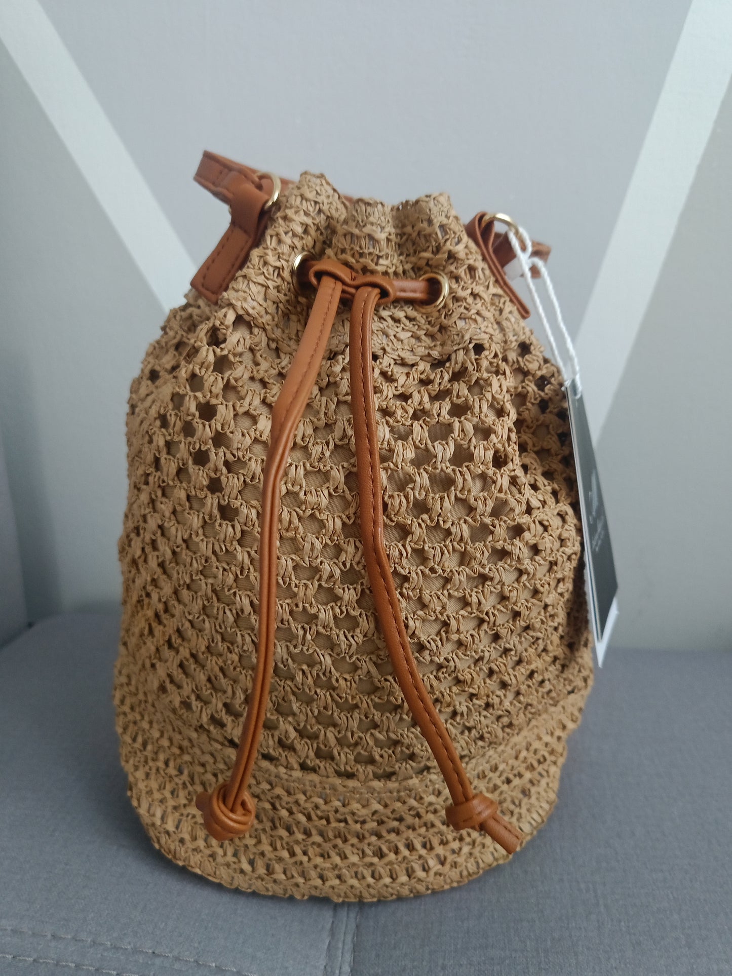 Borsa zaino Jasmine in paglia beige scuro con lacci in ecopelle, stile boho primavera estate 2025