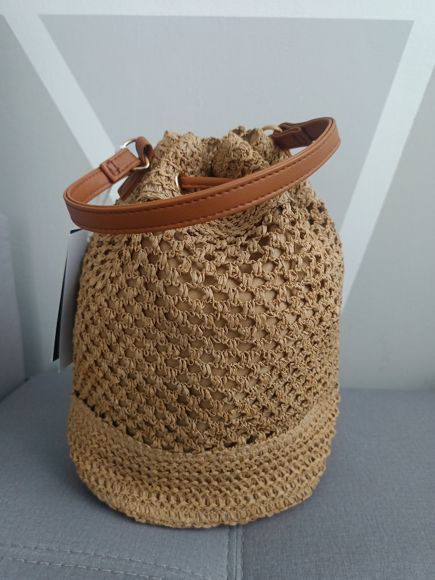 Borsa zaino Jasmine in paglia beige scuro con lacci in ecopelle, stile boho primavera estate 2025