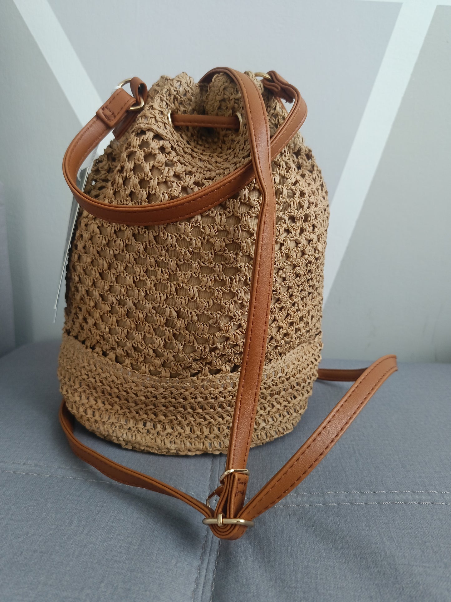 Borsa zaino Jasmine in paglia beige scuro con lacci in ecopelle, stile boho primavera estate 2025