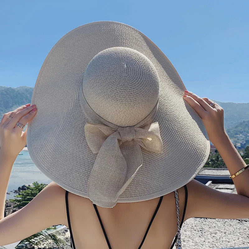 Cappello donna estivo in paglia con fiocco decorativo, tesa larga e colori eleganti