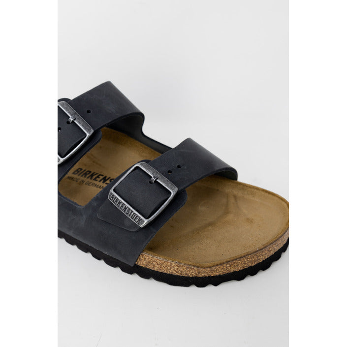 Ciabatte da donna Birkenstock Arizona colore nero con doppio cinturino e plantare anatomico in sughero.
