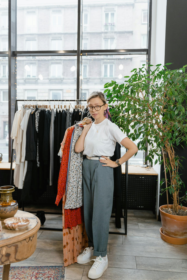 Look donna primavera estate 2025 con camicia elegante Tommy Hilfiger, borsa bianca Armani Exchange e sneakers New Balance comode e trendy