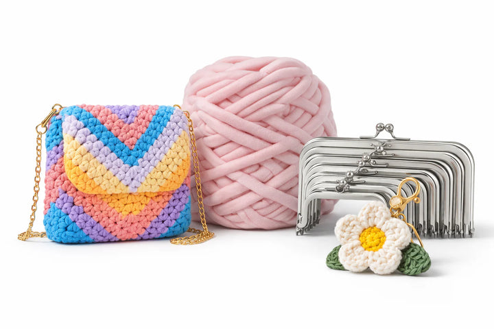 Filati e creazioni all’uncinetto con borsa fatta a mano, portachiavi fiore e telai per borse su sfondo bianco