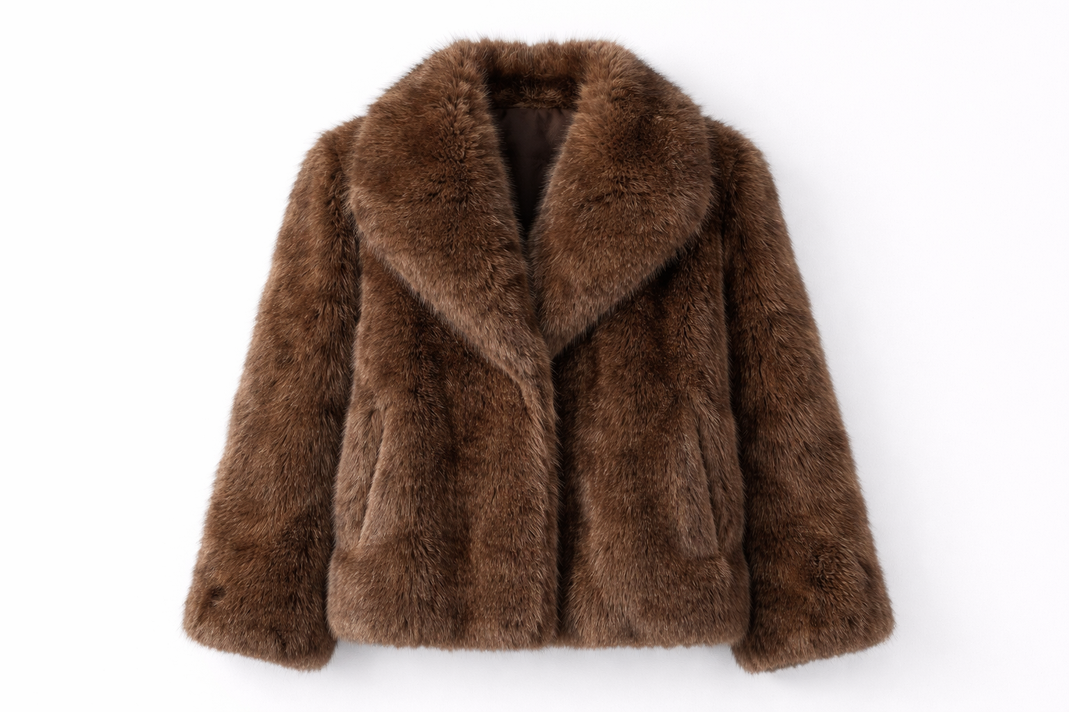 Giacca in pelliccia sintetica marrone da donna su sfondo bianco, modello in saldo invernale