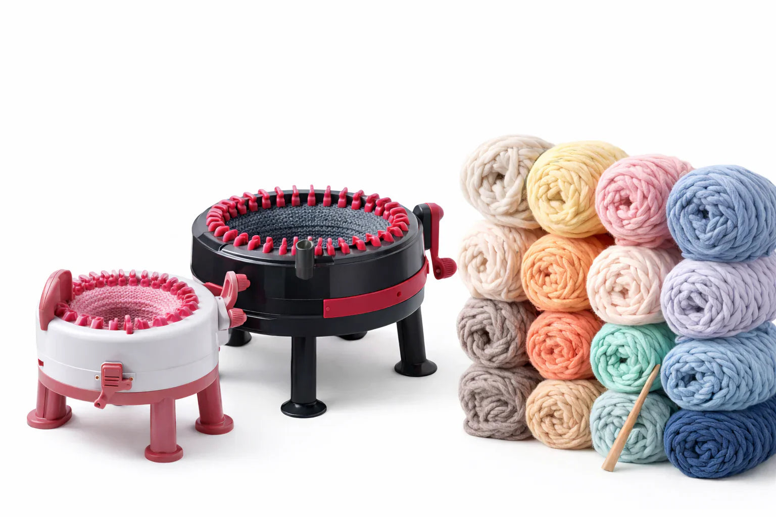 Macchina per maglieria manuale e knitting machine con filati colorati per creare sciarpe cappelli e lavori a maglia handmade