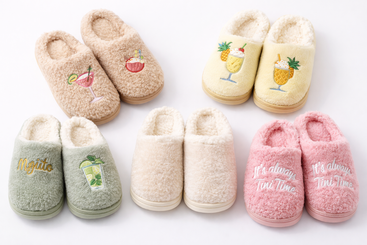 Pantofole invernali donna morbide e calde da casa con ricami e design invernale su sfondo bianco