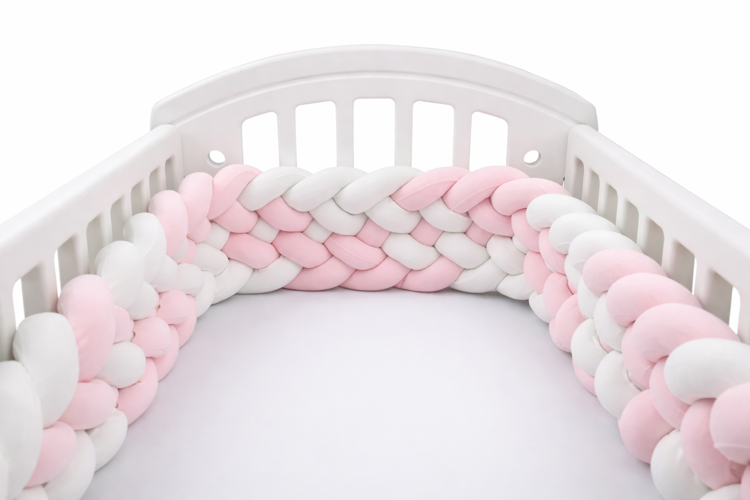 Paracolpi culla intrecciato rosa e bianco morbido per lettino neonato su sfondo bianco