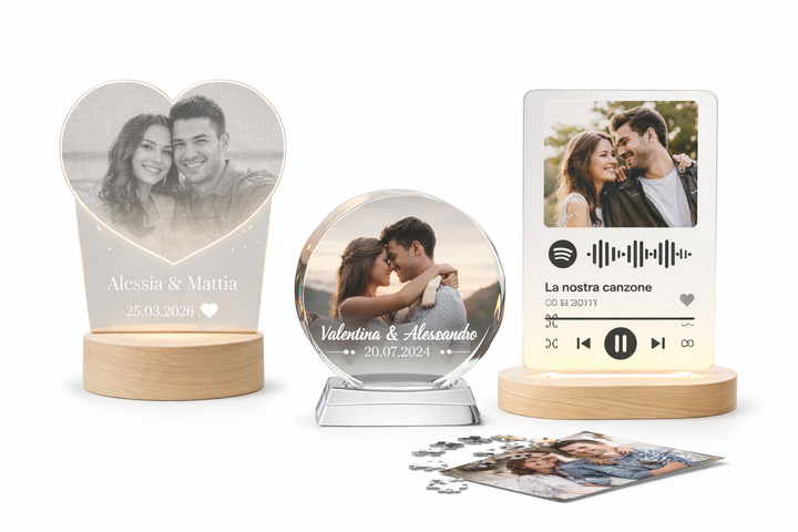 Idee regalo personalizzabili con foto, nome e dedica come lampade, cristalli e puzzle su sfondo bianco