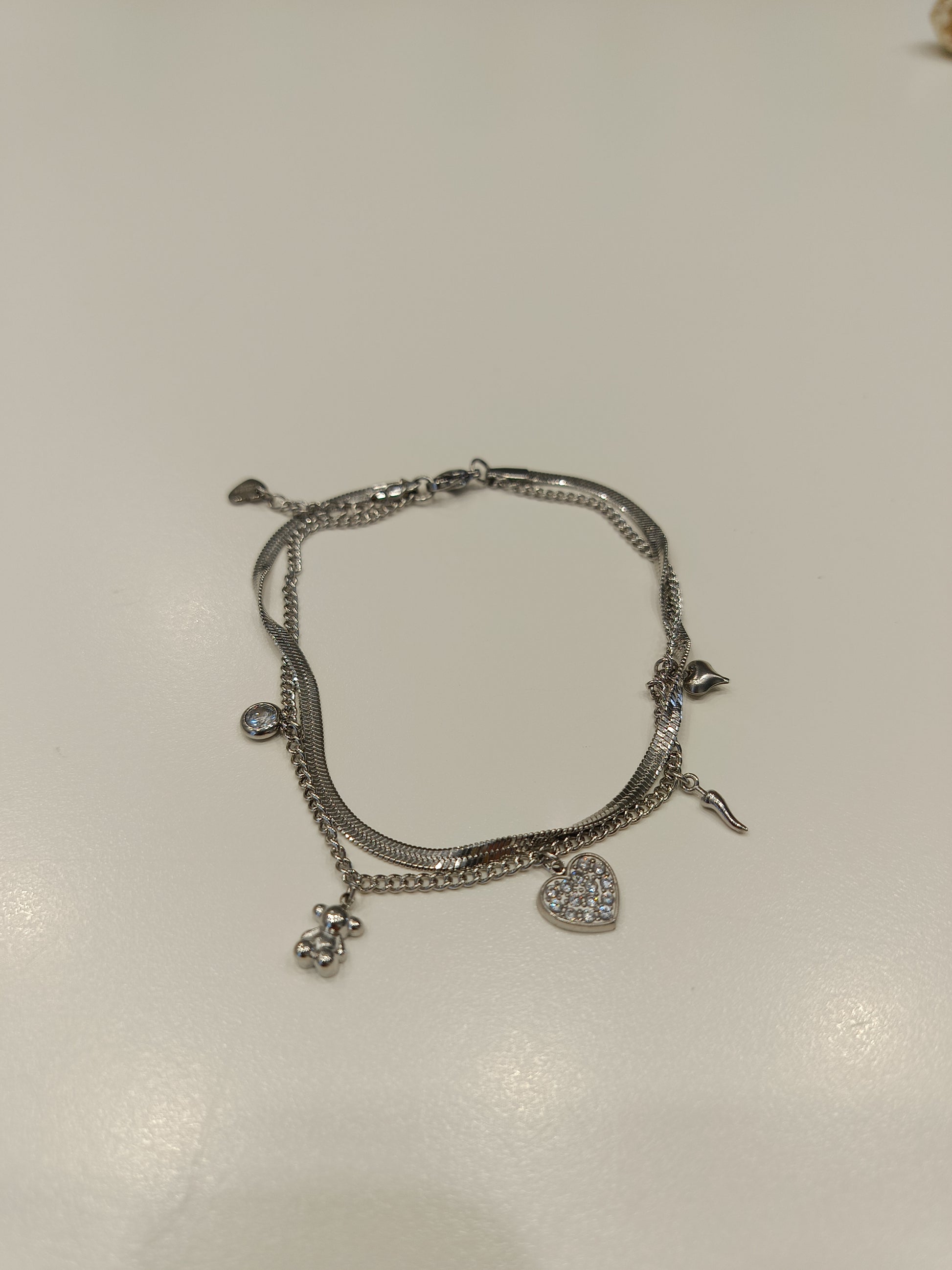 Bracciale Doppio in Acciaio con Ciondoli – Cuore, Orsetto e Dettagli Preziosi