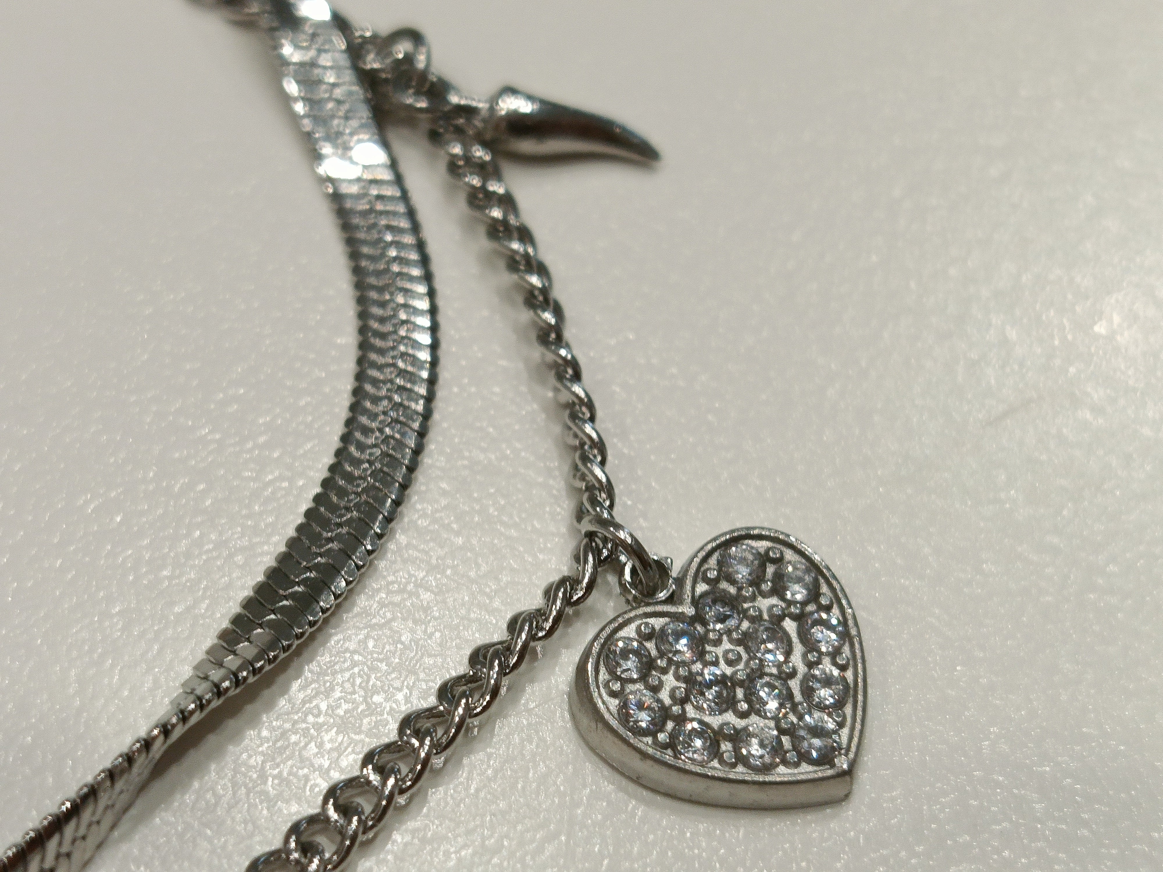 Bracciale Doppio in Acciaio con Ciondoli – Cuore, Orsetto e Dettagli Preziosi