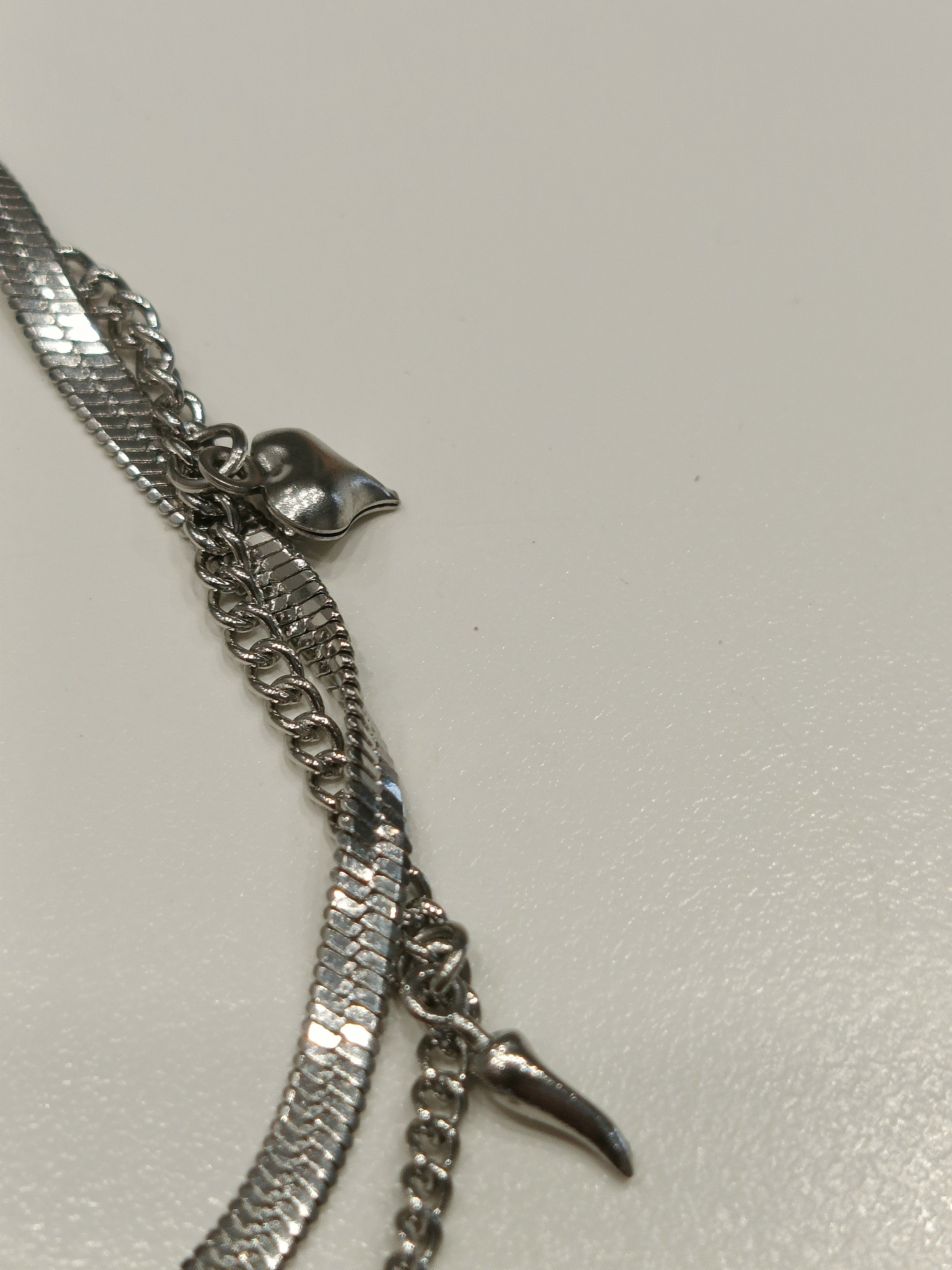 Bracciale Doppio in Acciaio con Ciondoli – Cuore, Orsetto e Dettagli Preziosi