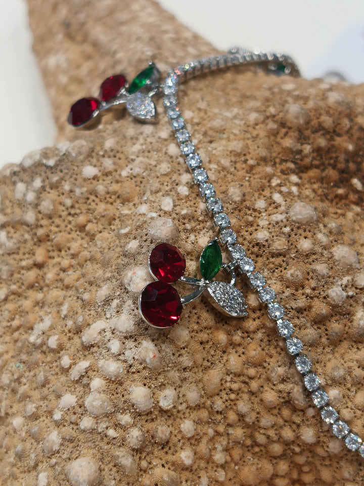 Cavigliera/bracciale con ciliegie pendenti – eleganza giocosa argento