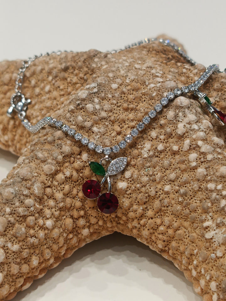 Cavigliera/bracciale con ciliegie pendenti – eleganza giocosa argento