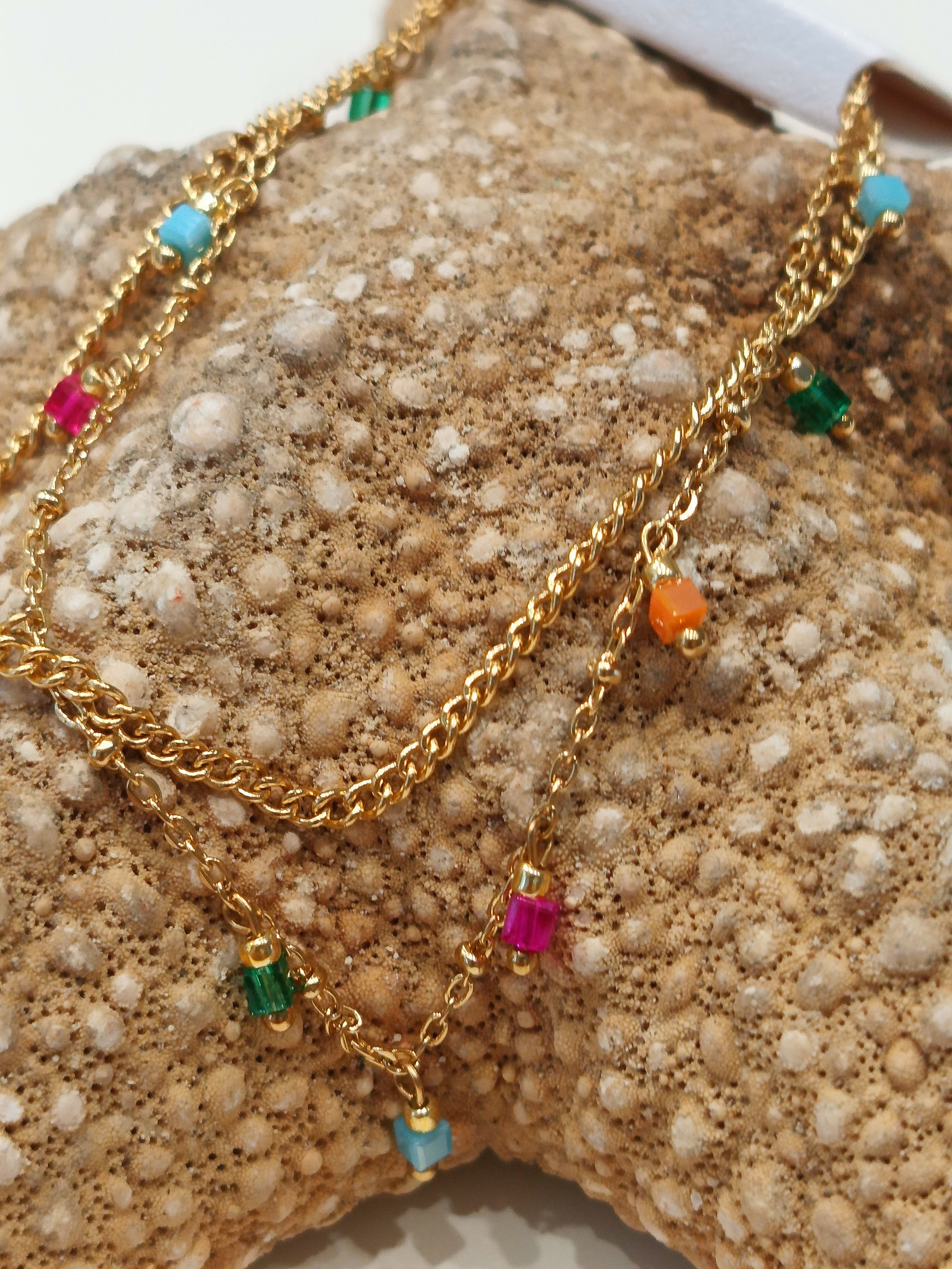 Cavigliera doppio filo con perline pendenti – eleganza fresca in color oro