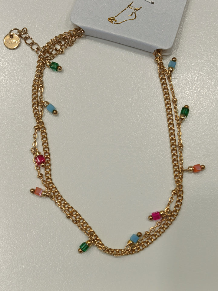 Cavigliera doppio filo con perline pendenti – eleganza fresca in color oro