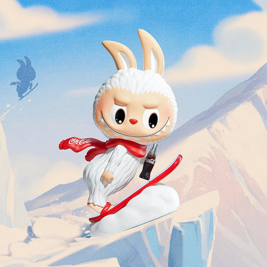 Figura Labubu su slitta Coca‑Cola in edizione invernale Pop Mart