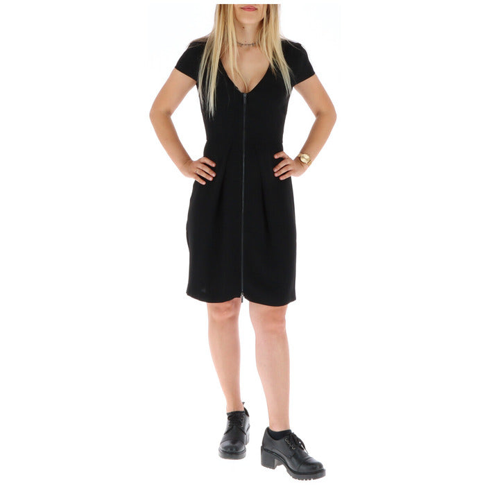 Abito nero corto da donna Armani Exchange con scollo a V profondo, maniche corte e zip frontale, moda primavera estate.