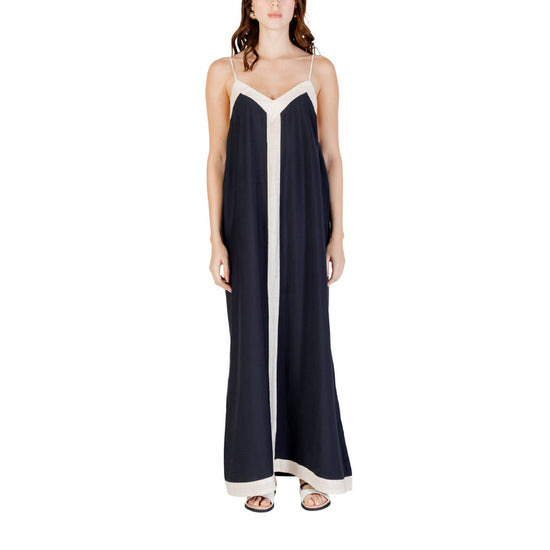 Abito estivo nero e bianco da donna con scollo a V e spalline sottili, ideale per look eleganti.