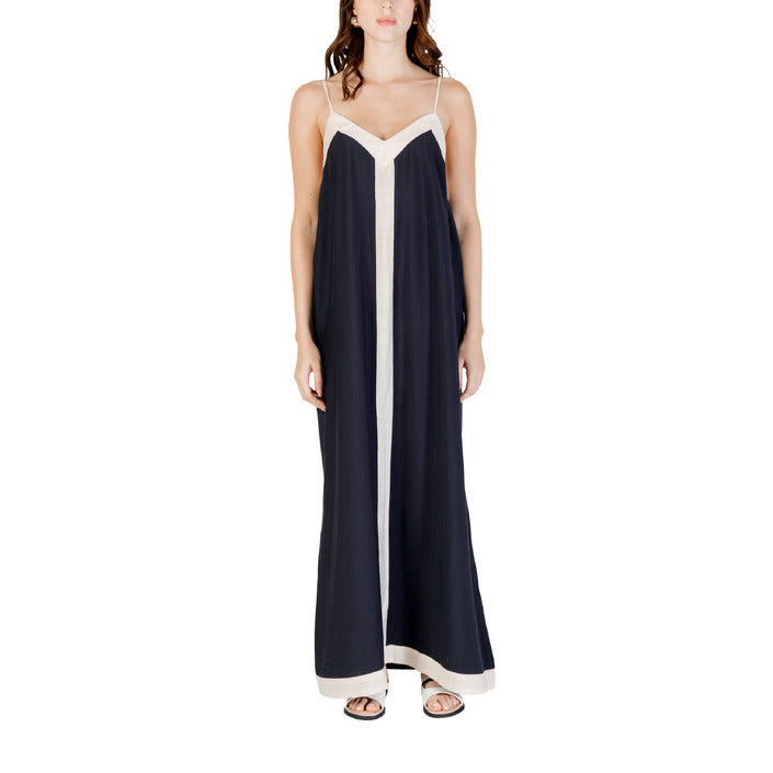 Abito estivo nero e bianco da donna con scollo a V e spalline sottili, ideale per look eleganti.