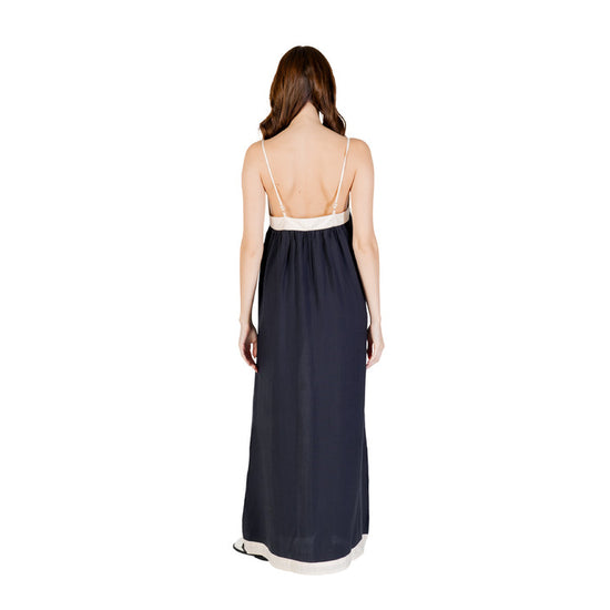 Abito estivo nero e bianco da donna con scollo a V e spalline sottili, ideale per look eleganti.