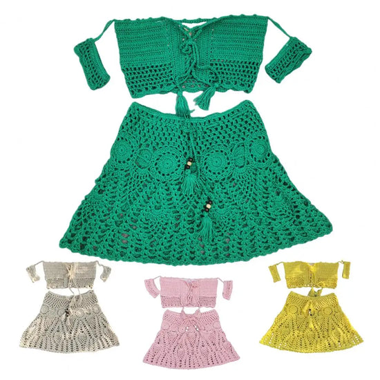  Bikini uncinetto 2025 off‑shoulder con gonnellino coordinato, design artigianale, texture crochet elegante.