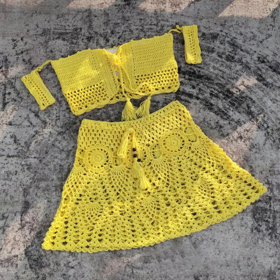  Bikini uncinetto 2025 off‑shoulder con gonnellino coordinato, design artigianale, texture crochet elegante.