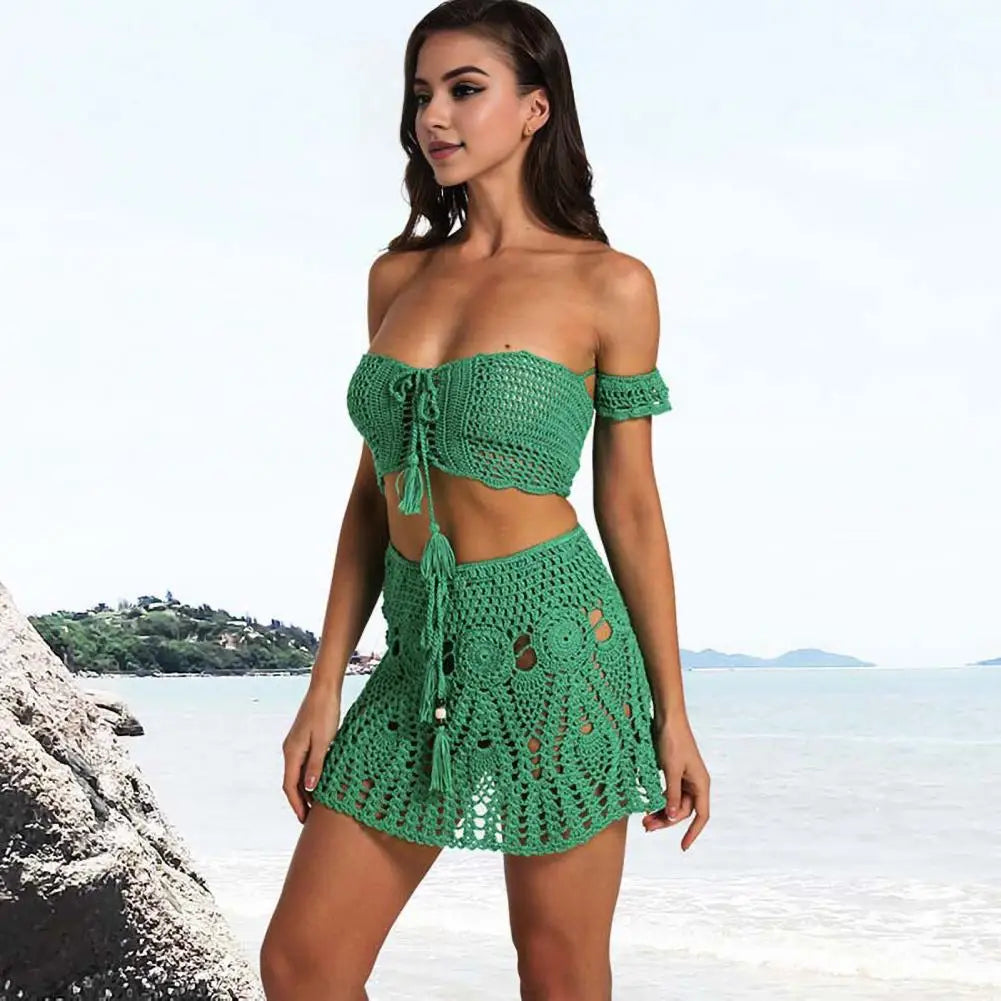  Bikini uncinetto 2025 off‑shoulder con gonnellino coordinato, design artigianale, texture crochet elegante.