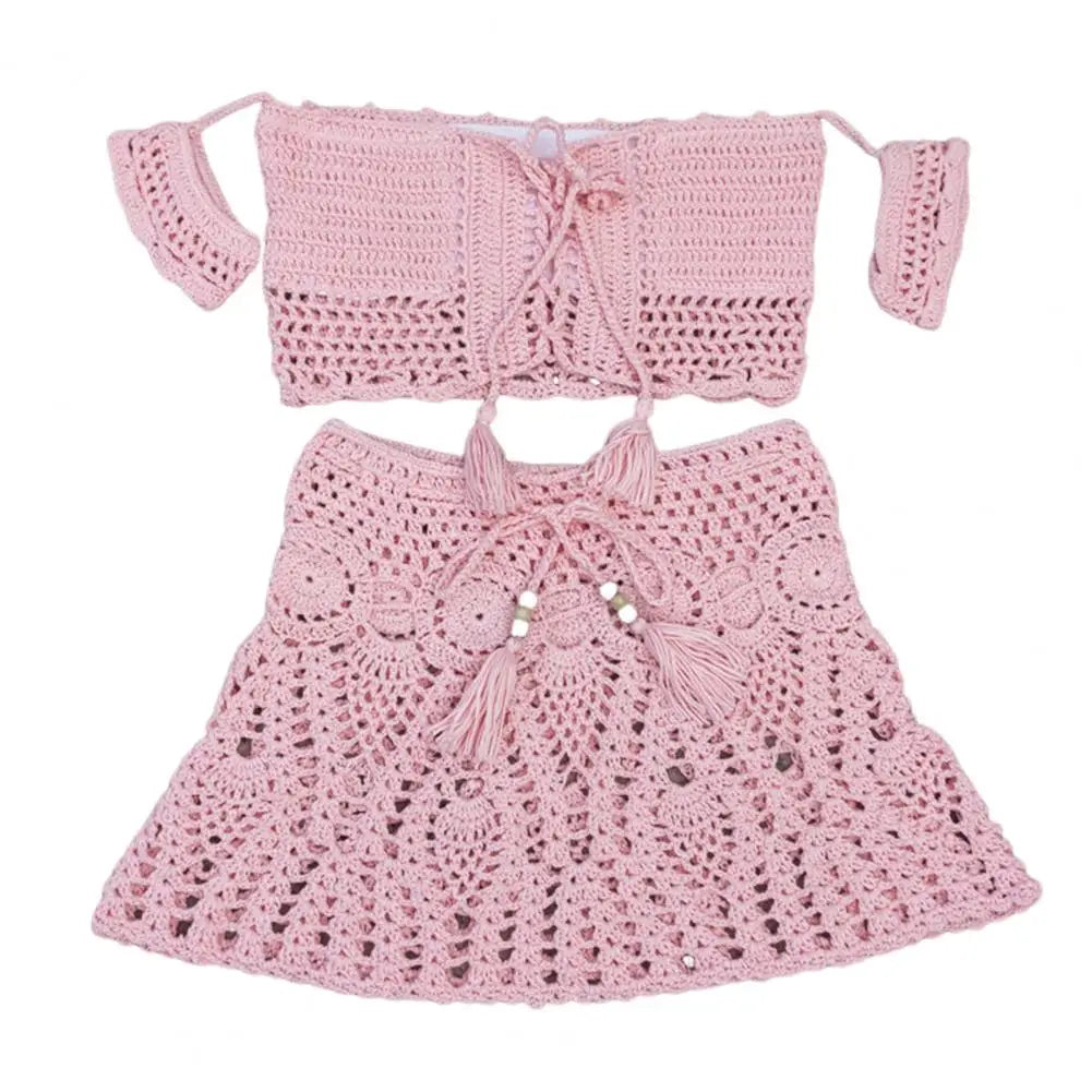  Bikini uncinetto 2025 off‑shoulder con gonnellino coordinato, design artigianale, texture crochet elegante.