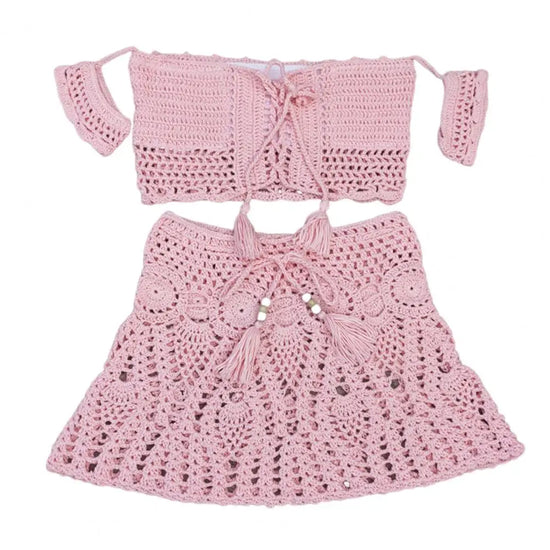  Bikini uncinetto 2025 off‑shoulder con gonnellino coordinato, design artigianale, texture crochet elegante.