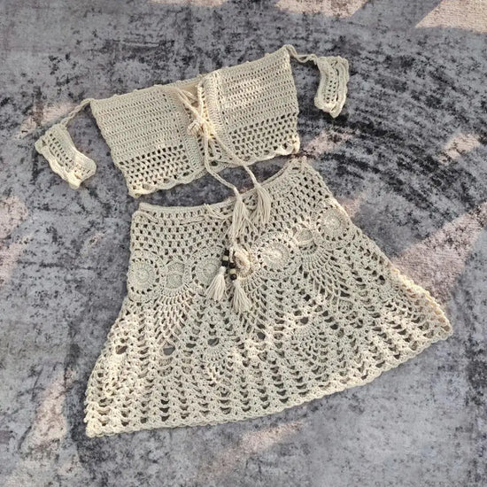  Bikini uncinetto 2025 off‑shoulder con gonnellino coordinato, design artigianale, texture crochet elegante.