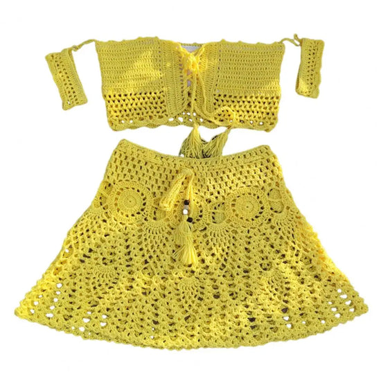  Bikini uncinetto 2025 off‑shoulder con gonnellino coordinato, design artigianale, texture crochet elegante.